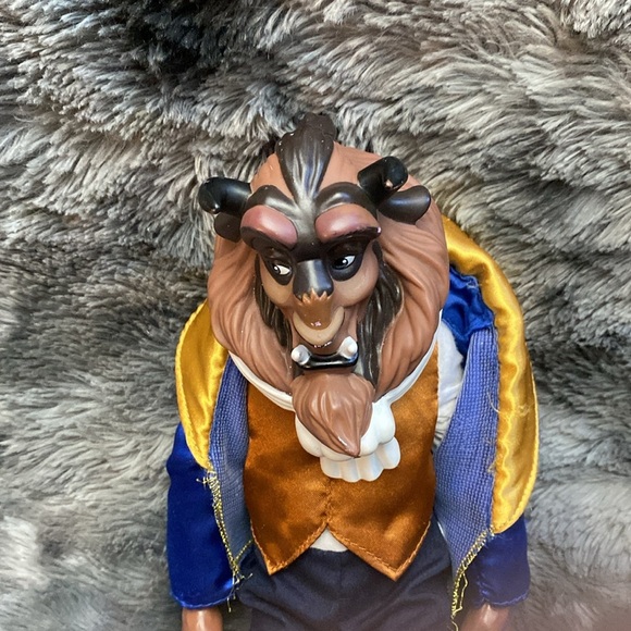 Disney Store Beast Classic Doll 12"
From Beauty And The Beast - Picture 8 of 16